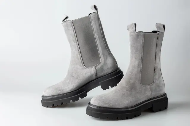 Vybrat si můžete jednoduché kožené modely nebo oblíbené „chelsea boots“ s pružnými vsadkami po stranách. Vybrat si můžete jednoduché kožené modely nebo oblíbené „chelsea boots“ s pružnými vsadkami po stranách.