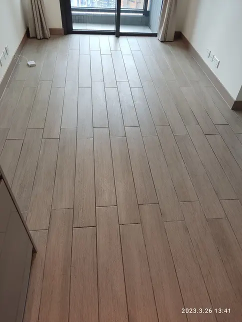 Pro modernější vzhled existují i barevné oleje, od světlé bílé až po kouřově šedou.