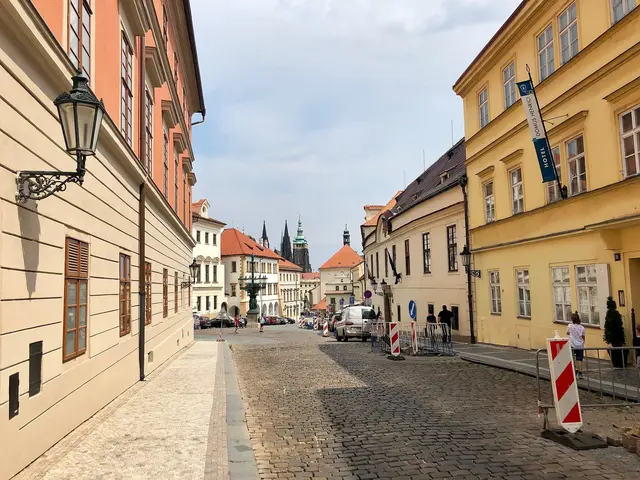 Praha je centrem firem, bank, úřadů i technologických společností, které vyplácejí vyšší mzdy. Praha je centrem firem, bank, úřadů i technologických společností, které vyplácejí vyšší mzdy.