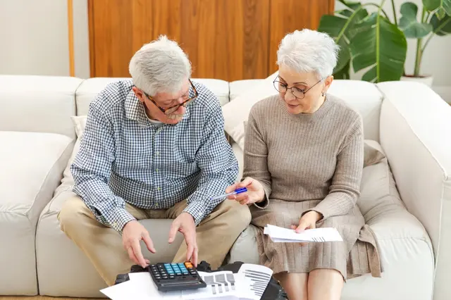 Zjistěte, kolik peněz máte na běžném a spořicím účtu, zda vlastníte nemovitost, a v jaké hodnotě.