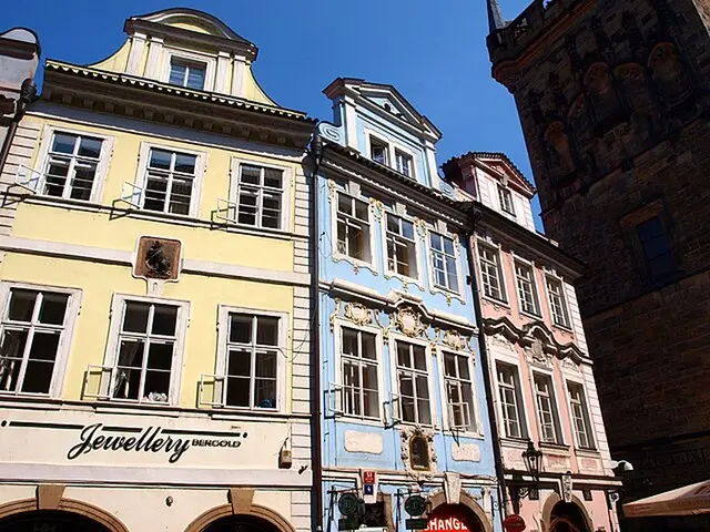 Spisovatel si bydlení na Malé Straně nemůže vynachválit. Spisovatel si bydlení na Malé Straně nemůže vynachválit.