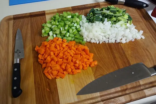 Italské soffritto se připravuje z cibule, mrkve a řapíkatého celeru. Italské soffritto se připravuje z cibule, mrkve a řapíkatého celeru.