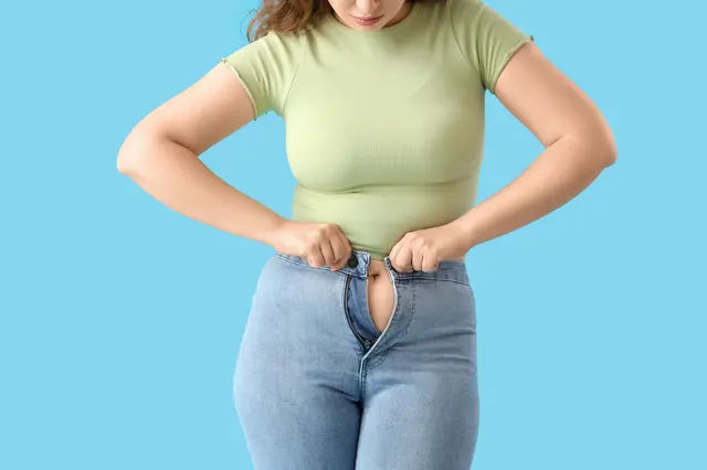 Pokud si pravidelně dopřáváte skleničku alkoholu, možná se brzy nevejdete do kalhot.