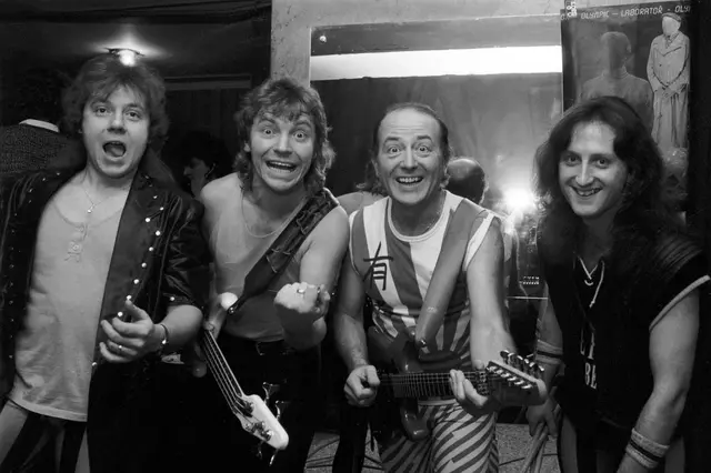 Od Gotta po Davida, od Olympicu po Chinaski. Zpívali jsme je u táboráku, v autě i v karaoke barech. Od Gotta po Davida, od Olympicu po Chinaski. Zpívali jsme je u táboráku, v autě i v karaoke barech.