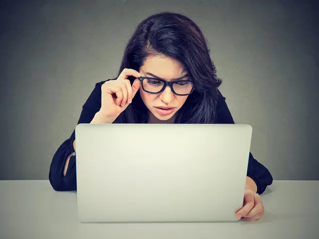 Kliknout, nebo nekliknout? Pokud mail vypadá podezřele, nikdy neklikejte a nikdy nezadávejte svoje bankovní ani jiné identifikační údaje. Kliknout, nebo nekliknout? Pokud mail vypadá podezřele, nikdy neklikejte a nikdy nezadávejte svoje bankovní ani jiné identifikační údaje.