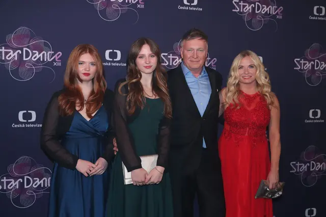 Michal Dlouhý žije se svou manželkou Zuzanou a dvěma dcerami. Rodina má silné pouto a právě chalupa je místem, kde se všichni setkávají.