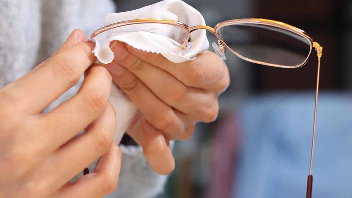 Brille putzen