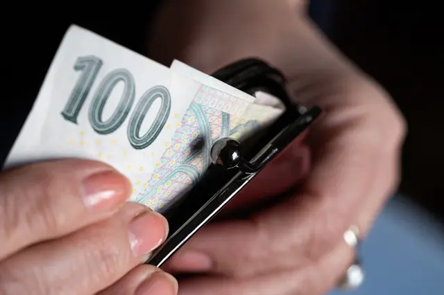 Pokud někdo pracoval jen krátkou dobu nebo měl nízké příjmy, jeho nově vypočítaný důchod může být nižší než dosud. Pokud někdo pracoval jen krátkou dobu nebo měl nízké příjmy, jeho nově vypočítaný důchod může být nižší než dosud.