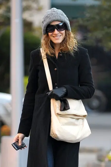 Herečka Sahar Jessica Parker také ví, že černý široký kabát se hodí ke všemu.