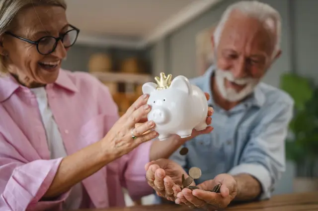 Výpočet je sice stejný pro všechny, ale v praxi se důchody liší podle životního příběhu každého člověka. Výpočet je sice stejný pro všechny, ale v praxi se důchody liší podle životního příběhu každého člověka.