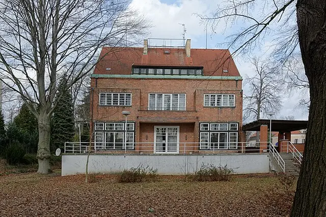 Vila nese prvky funkcionalismu s cihlovou fasádou a velkými prosklenými plochami, které zajišťují světlo a otevřený kontakt se zahradou. Vila nese prvky funkcionalismu s cihlovou fasádou a velkými prosklenými plochami, které zajišťují světlo a otevřený kontakt se zahradou.