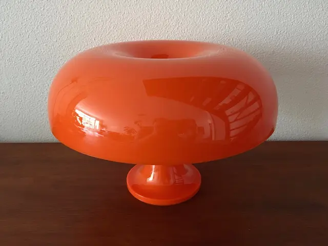 Oblíbené jsou „mushroom lamps“. Kulaté lampy se zaobleným kloboukem připomínají svým vzhledem houbu. Oblíbené jsou „mushroom lamps“. Kulaté lampy se zaobleným kloboukem připomínají svým vzhledem houbu.