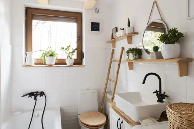 Skvěle působí kombinace dřeva, keramiky a kovu.