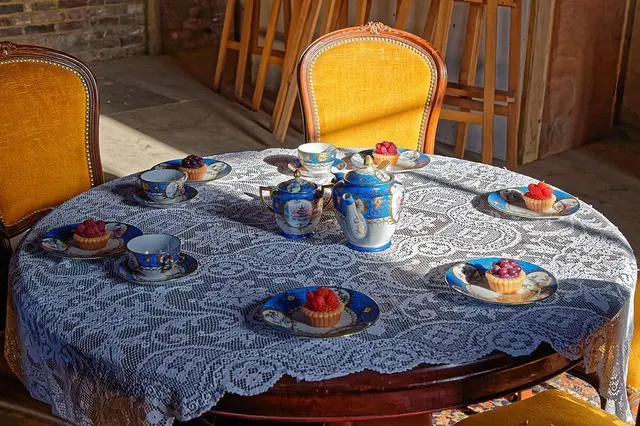 Kulatý stůl a pohodlné židle patří k ideálním prvkům Feng Shuj. Podporuje rovnost mezi hosty, umožňuje volné proudění energie a vytváří příjemnou atmosféru pro společné stolování. Kulatý stůl a pohodlné židle patří k ideálním prvkům Feng Shuj. Podporuje rovnost mezi hosty, umožňuje volné proudění energie a vytváří příjemnou atmosféru pro společné stolování.