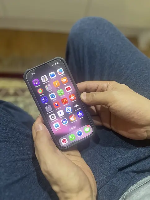 U iPhonů je riziko menší, pokud neproběhl jailbreak. Samotný App Store stalkerware prakticky nepustí.