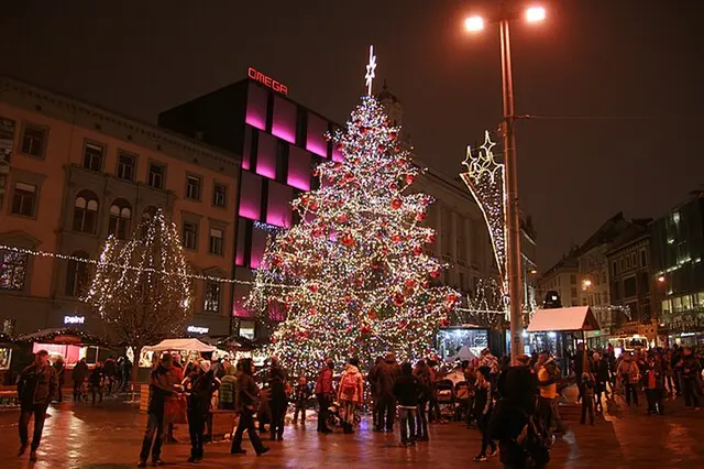 První světla se rozsvítí a vy stojíte mezi ostatními. Není to jen fotogenický moment, je to symbolický vstup do období, které je jiné než běžné všední dny. První světla se rozsvítí a vy stojíte mezi ostatními. Není to jen fotogenický moment, je to symbolický vstup do období, které je jiné než běžné všední dny.