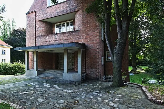 Kapsova vila působí na první pohled nenápadně a elegantně, uvnitř však nabídne veškerý komfort, který odpovídá životnímu stylu člověka, jehož aktivity zasahují do světa médií, mezinárodního byznysu a diplomacie. Kapsova vila působí na první pohled nenápadně a elegantně, uvnitř však nabídne veškerý komfort, který odpovídá životnímu stylu člověka, jehož aktivity zasahují do světa médií, mezinárodního byznysu a diplomacie.