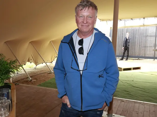 Herec sám říká, že chalupaření ho naučilo trpělivosti.