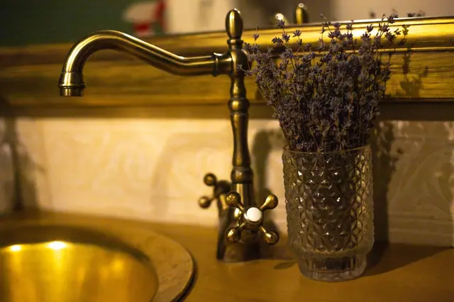 I nové věci mohou vypadat jako z minulosti, stačí zvolit matný povrch, zlatou nebo měděnou patinu a tlumené tóny.