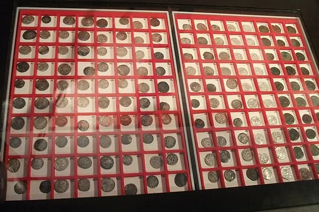 Numismaticky zajímavé jsou i některé mince, třeba dvacetikoruna z roku 2000 nebo některé dvoubarevné padesátikoruny. Numismaticky zajímavé jsou i některé mince, třeba dvacetikoruna z roku 2000 nebo některé dvoubarevné padesátikoruny.