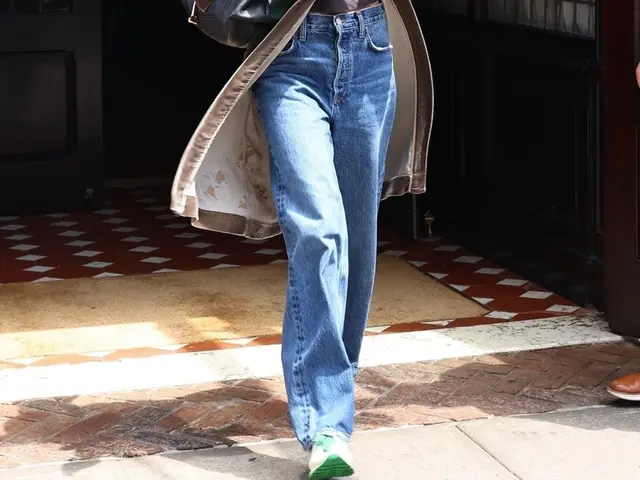 Rovné džíny jsou univerzální volbou, hodí se k teniskám i k podpatkům. Rovné džíny jsou univerzální volbou, hodí se k teniskám i k podpatkům.