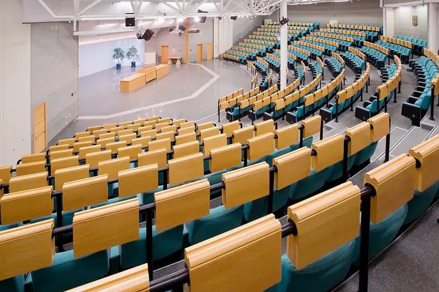 Studentů ubývá, školné je vysoké a záruka dobrého místa mizí. Studentů ubývá, školné je vysoké a záruka dobrého místa mizí.