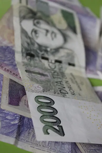 Dvoutisícovka navíc není bankovka, kterou by člověk používal každý den, takže většina lidí ani netušila, že by zde mohla vzniknout sběratelská rarita.