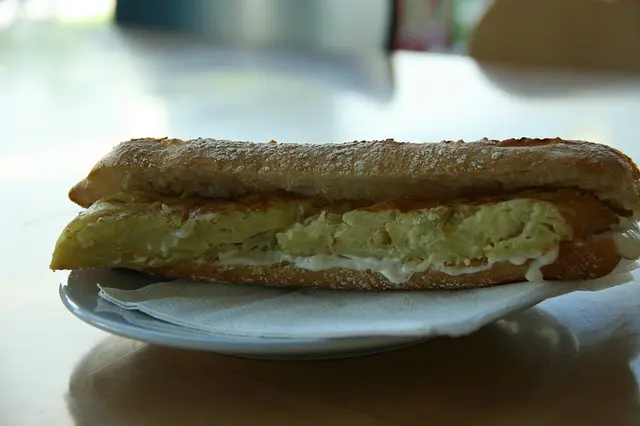 Bramborová placka se ve Španělsku používá také jako náplň do bagety.